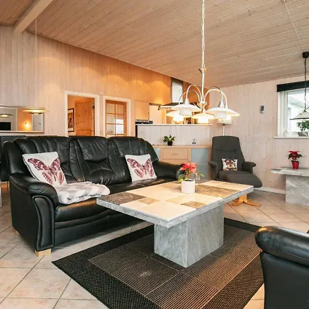 8 Person Holiday In *